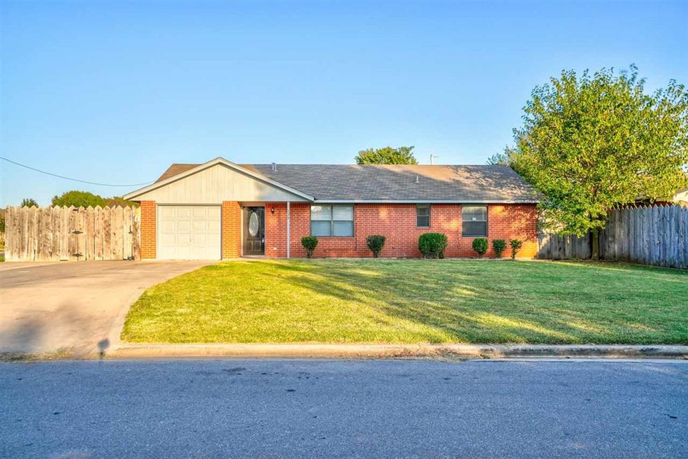 235 Deer Dr, Cache, OK 73527 - photo 1