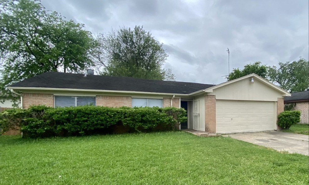 6615 Feather Creek Dr, Houston, TX 77086 - photo 1