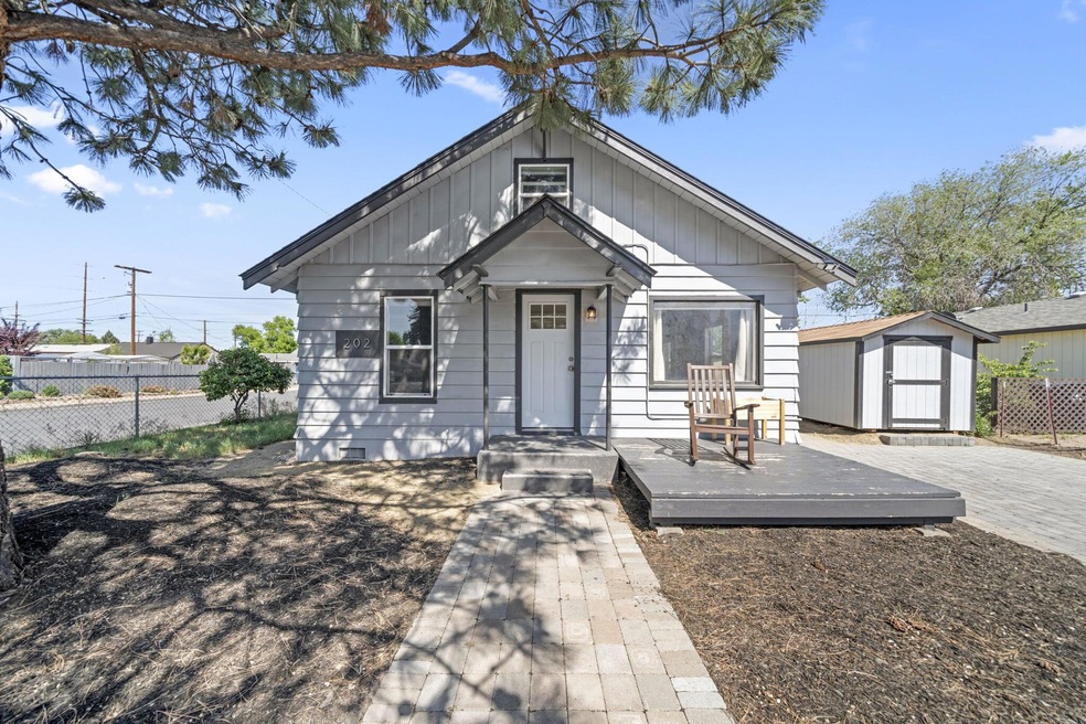 202 SW 3rd St, Redmond, OR 97756 - photo 1