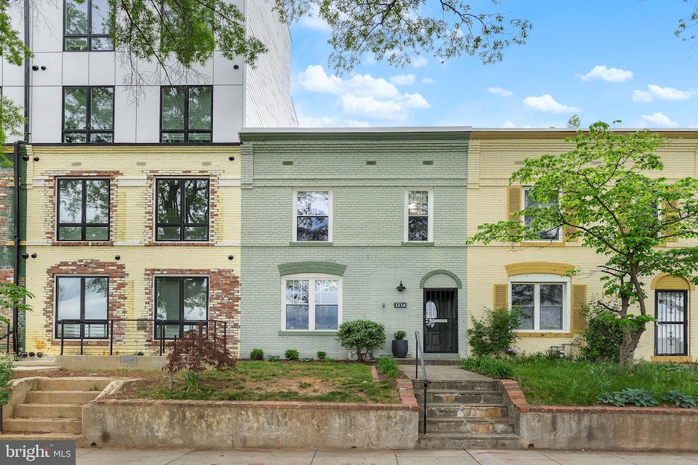 Sold $900,000 • Co-Listing Agent