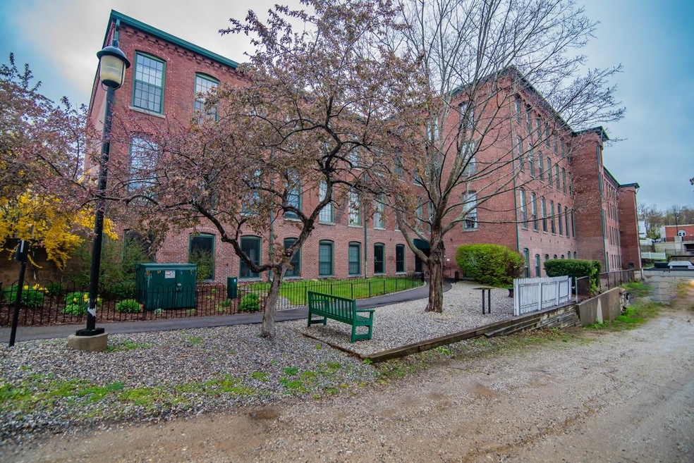 Emerson Mills unit 105, Pembroke, NH 03275 - photo 1