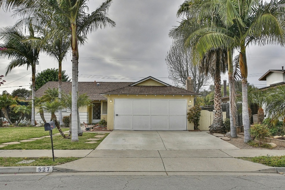 527 Dentro Front of House