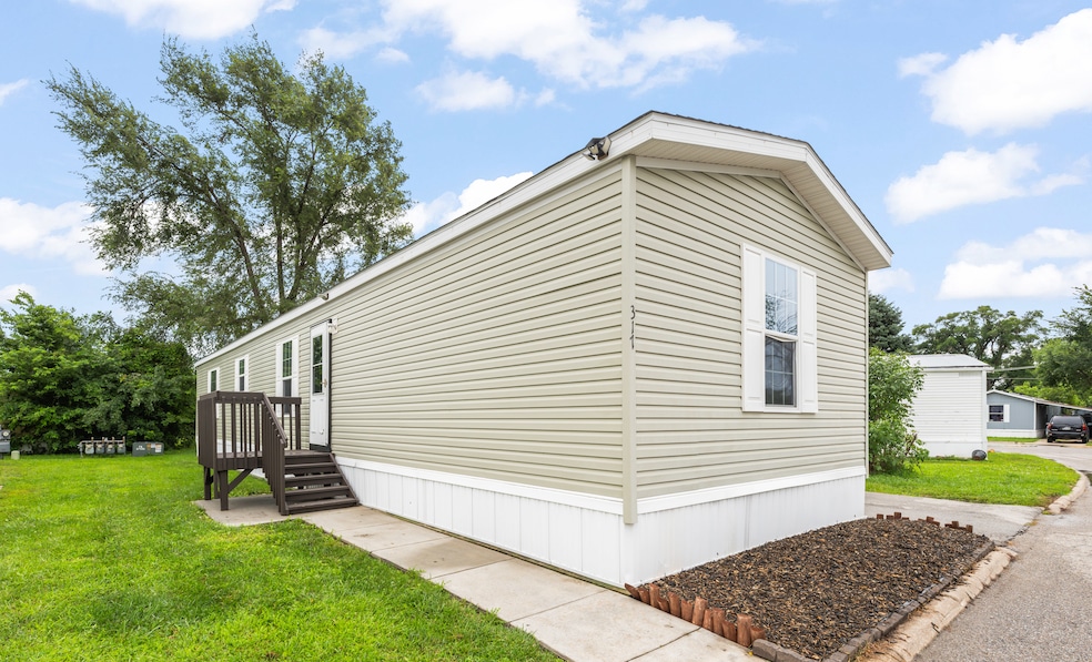 3510 N 9th St unit 317, Carter Lake, IA 51510 - photo 1