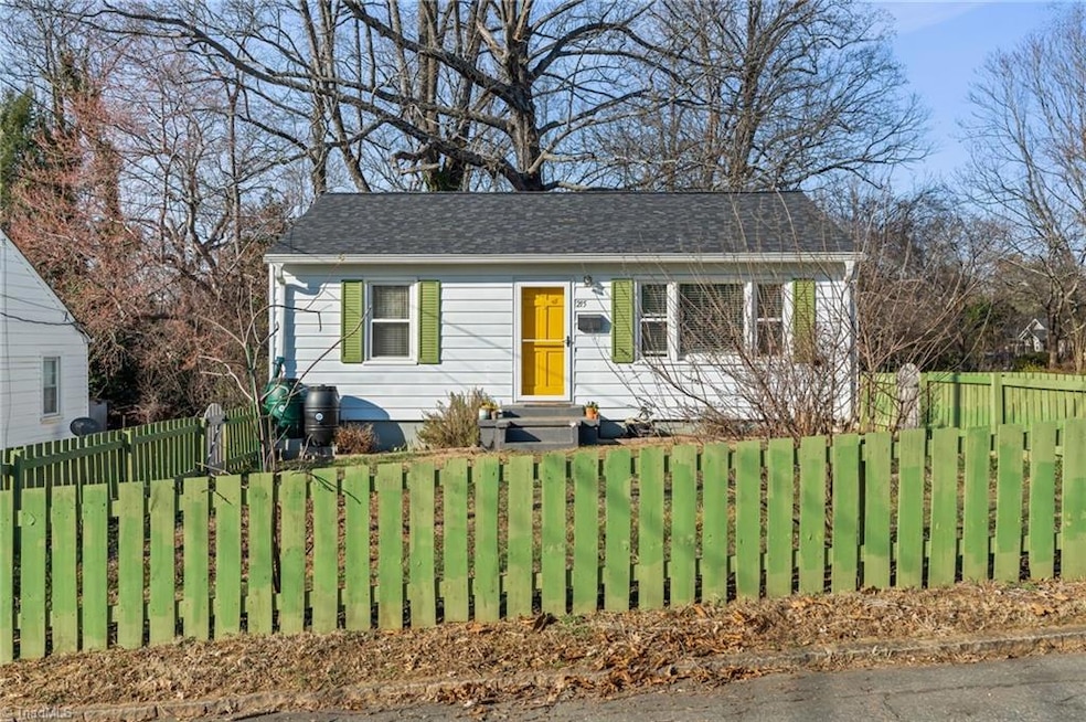 Lovely Southside Cottage  with fenced front yard.