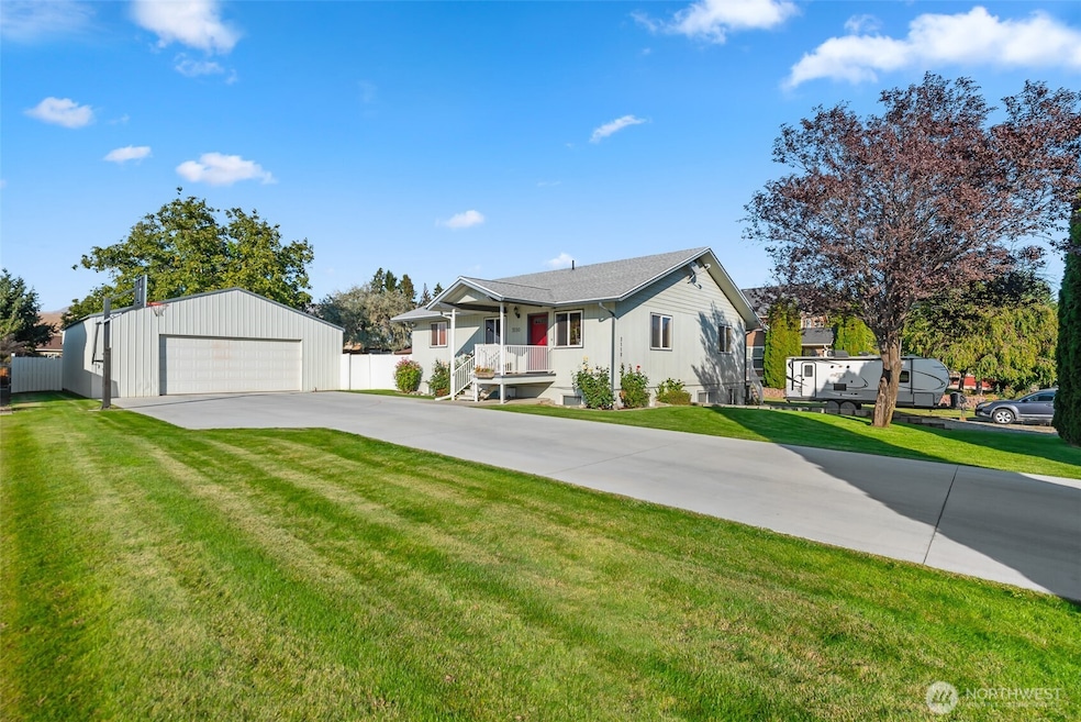 3110 1st St SE, East Wenatchee, WA 98802 - photo 1