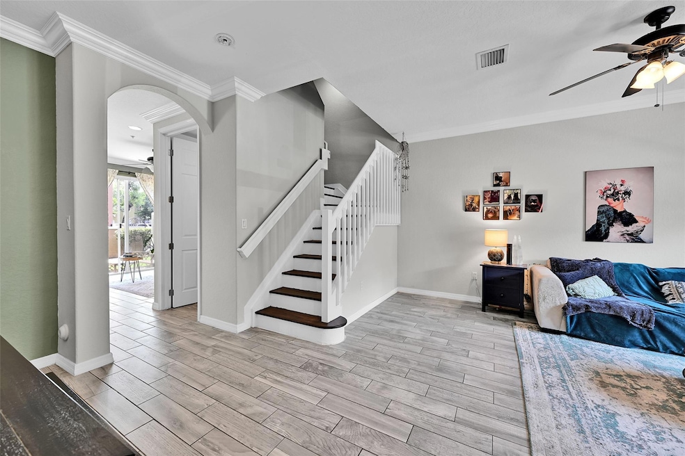 Plank Tile flooring throughout , 9ft Ceilings, Cro