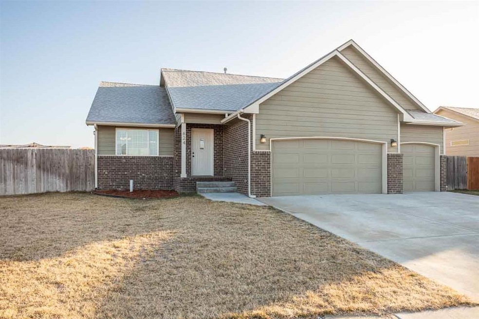 624 S Horseshoe Bend, Maize, KS 67101 - photo 1