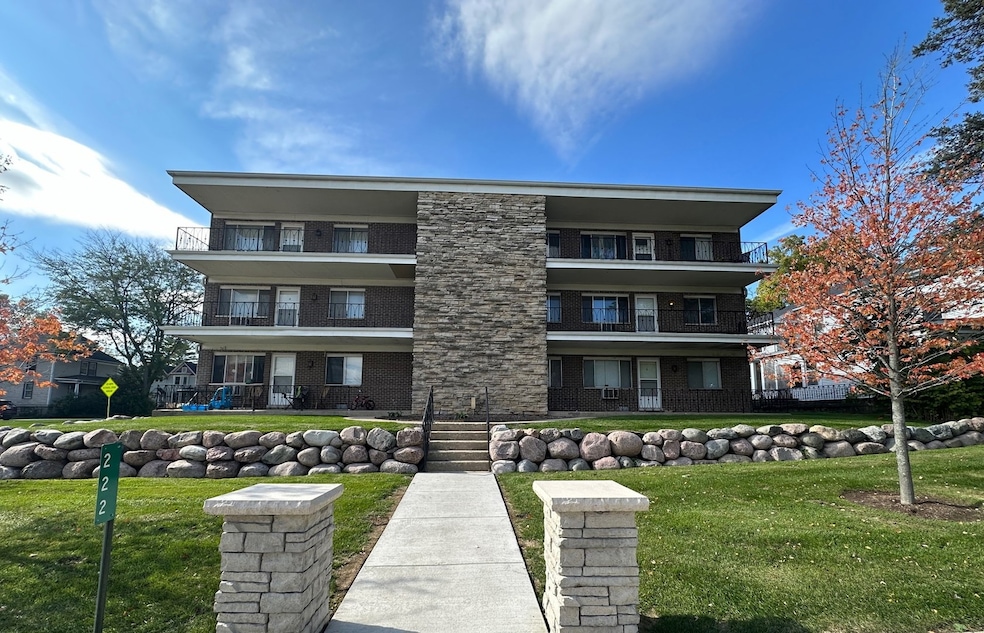 222 S Tryon St unit 8, Wood Stock, IL 60098 - photo 1