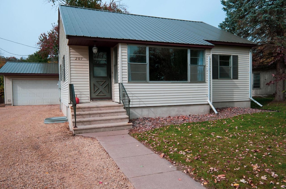 207 N Elm St, La Crescent, MN 55947 - photo 1