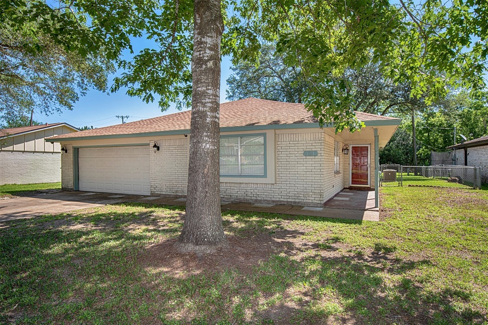 361 Windsor Square, Alvin, TX 77511 - photo 1