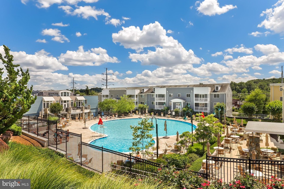 4083 S Four Mile Run Dr unit 201, Arlington, VA 22204 - photo 1