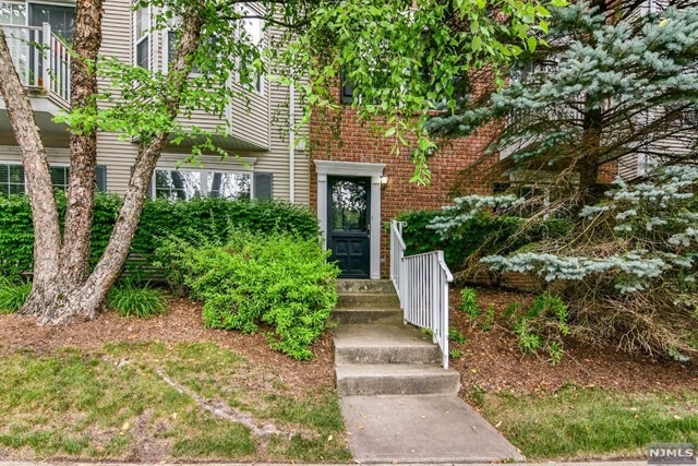 2055 Charles Ct, Mahwah, NJ 07430 - photo 1