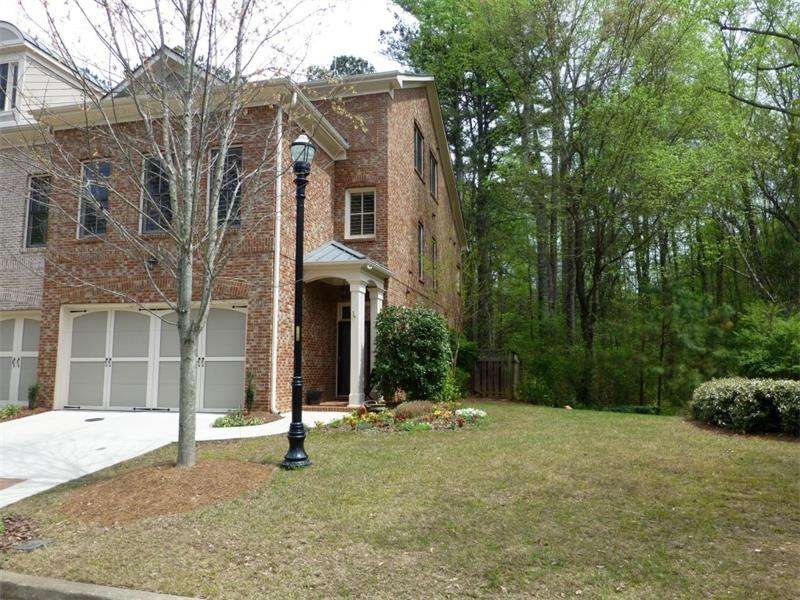 Beautiful end unit in meticulously maintained comm