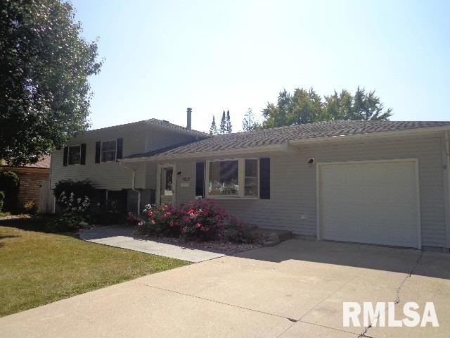 1907 W 38th St, Davenport, IA 52806 - photo 1