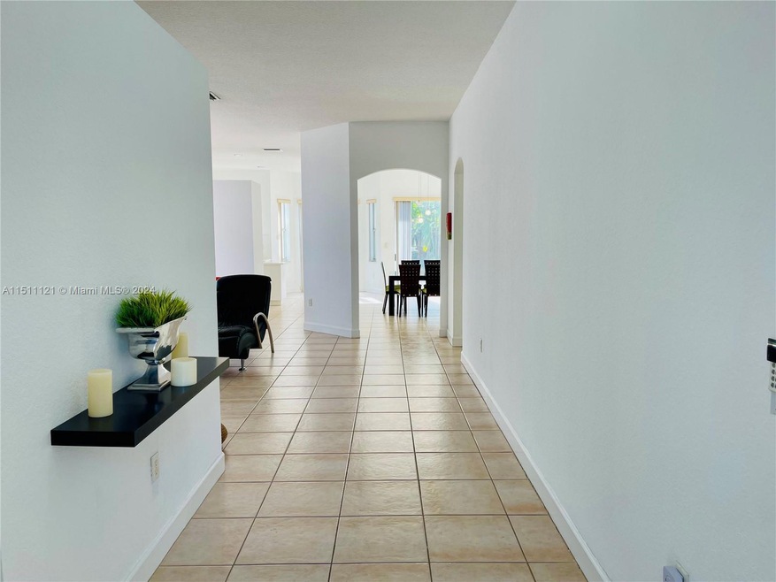 10748 NW 70th Ln, Doral, FL 33178 - photo 1