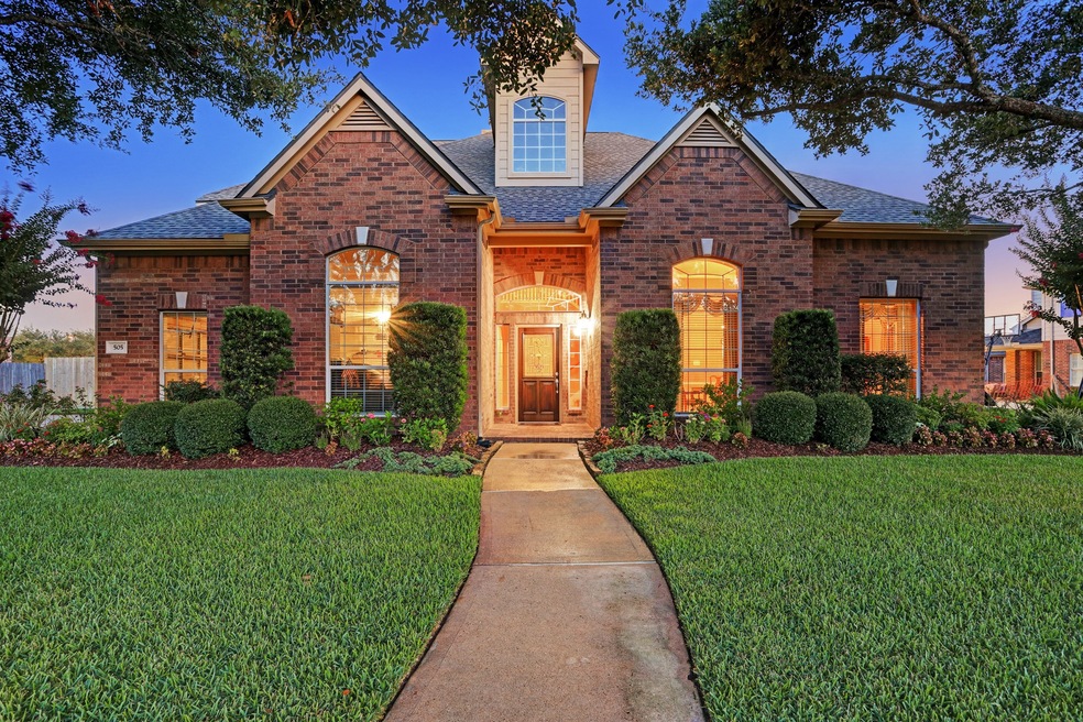 505 Falcon Lake Dr, Friendswood, TX 77546 - photo 1