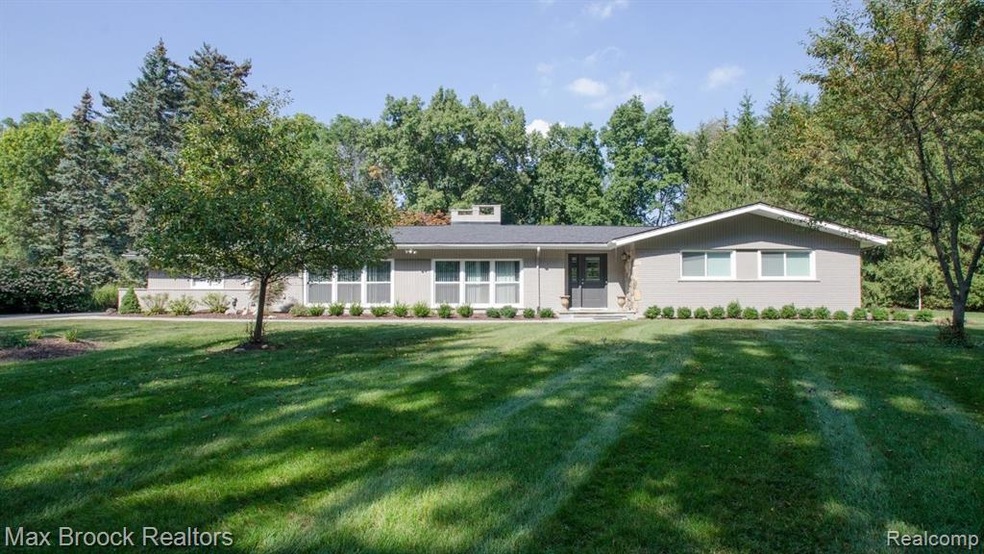 4062 Overlea Ln, Bloomfield Hills, MI 48302 - photo 1