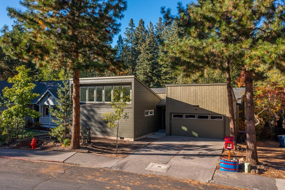 1832 SW Forest Ridge Ave, Bend, OR 97702 - photo 1