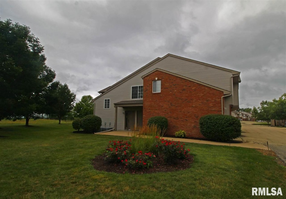 4535 N Thornhill Dr unit 201, Peoria, IL 61615 - photo 1