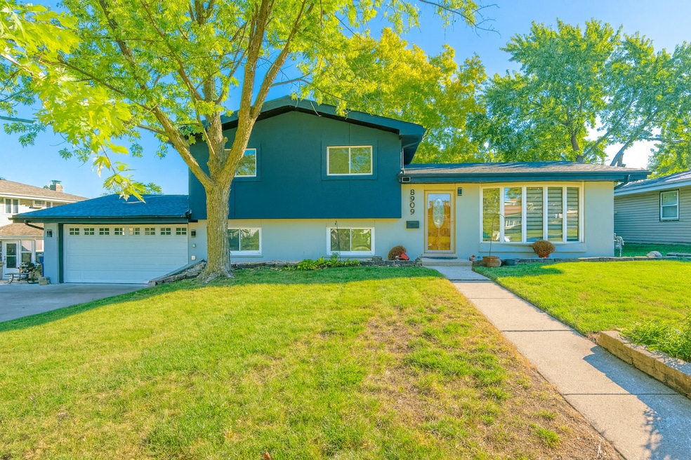 8909 S 85th Ct, Hickory Hills, IL 60457 - photo 1