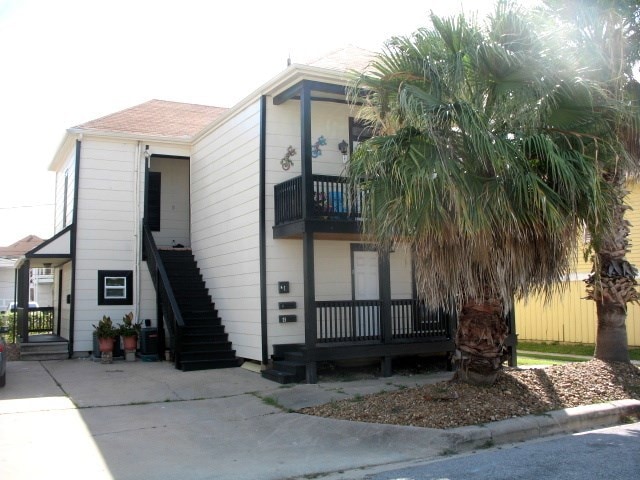 Upstairs unit close to UTMB and downtown.