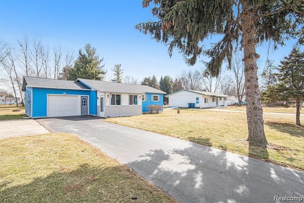1351 Houston Dr, Swartz Creek, MI 48473 - photo 1