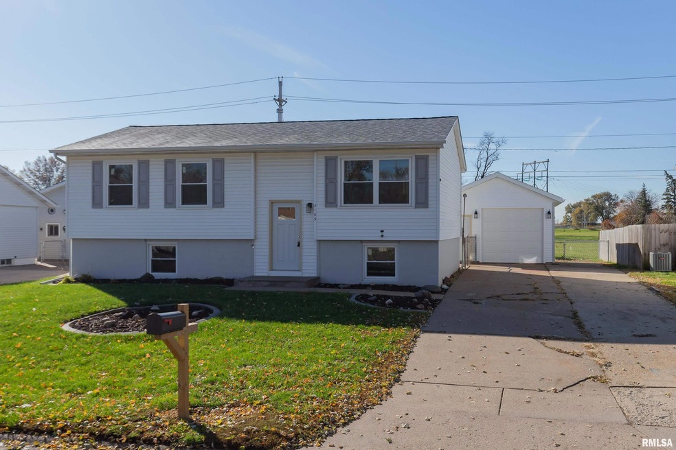 2109 W 68th St, Davenport, IA 52806 - photo 1