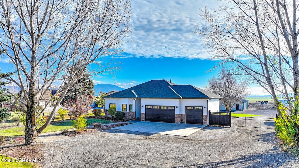 Farmhouse on acreage!
