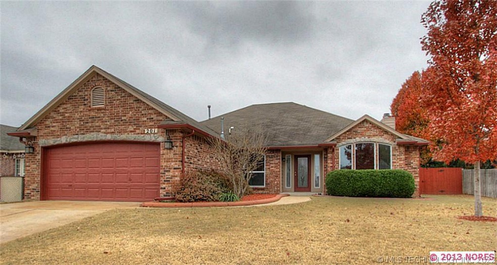 Lovely full brick one story in Sun Ridge. Beautifu