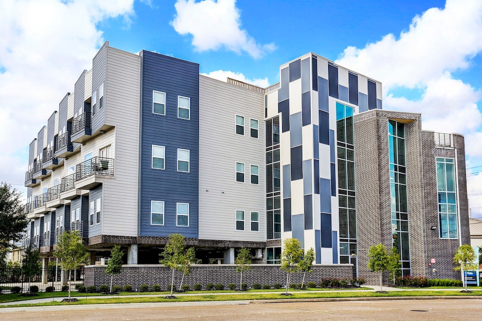 Stylish 1011 Studemont in the heart of the city!