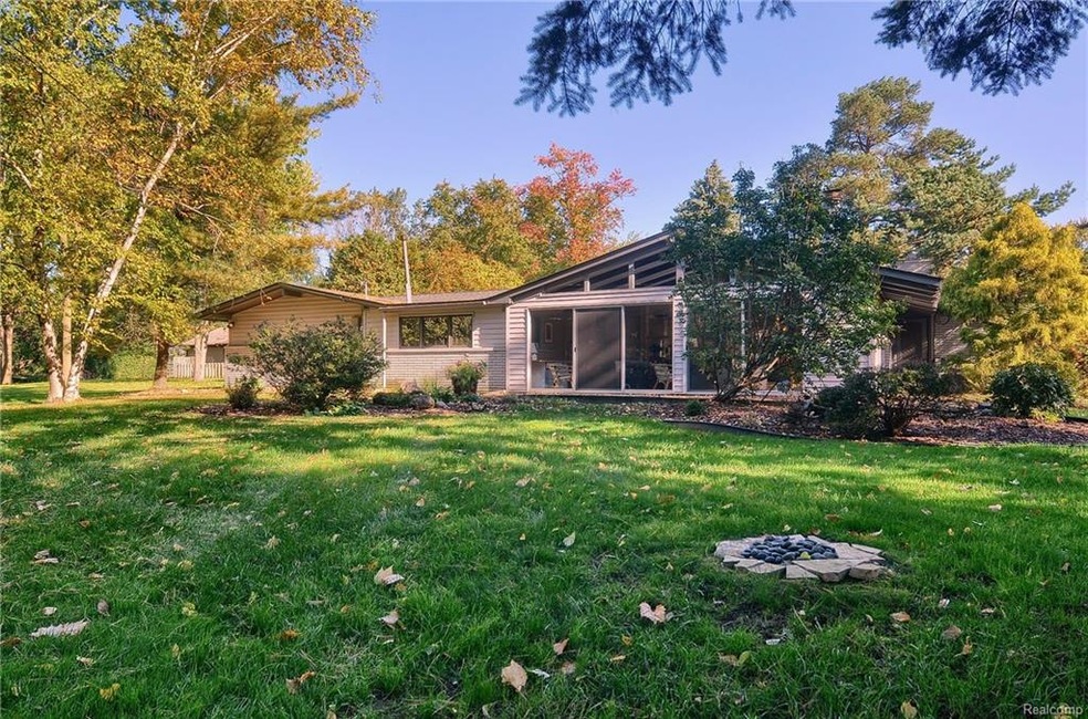 2335 Scotch Pine St, West Bloomfield, MI 48323 - photo 1