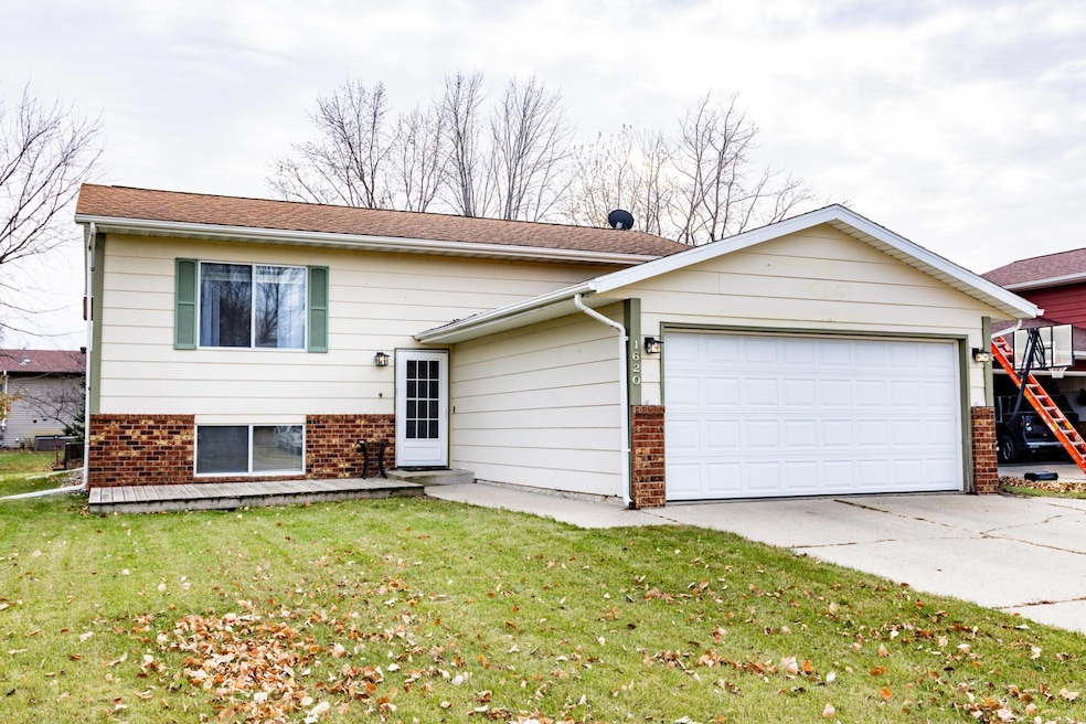 1620 36th Ave S, Fargo, ND 58104 - photo 1