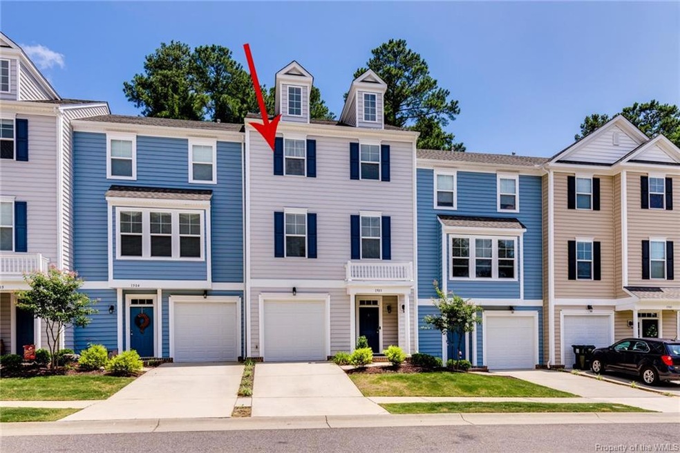Nearly New! 3 Level condo in Governor's Grove! 4 B