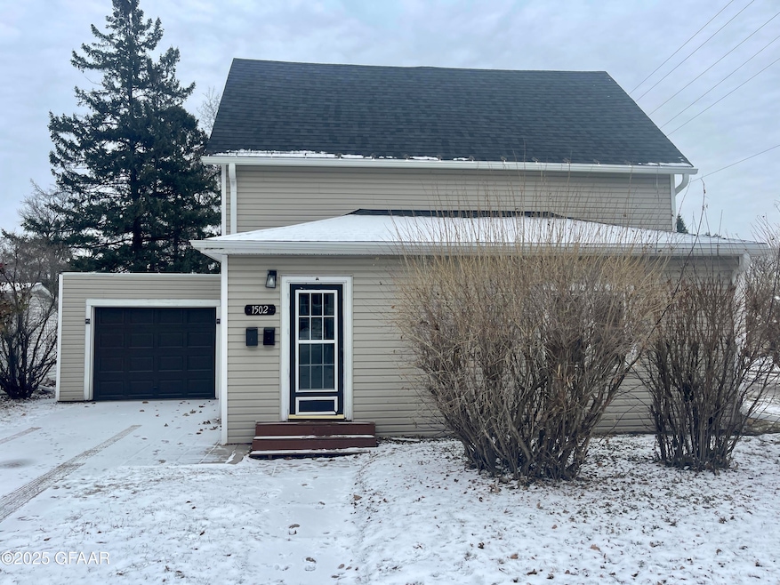 1502 N 4th St, Grand Forks, ND 58203 - photo 1