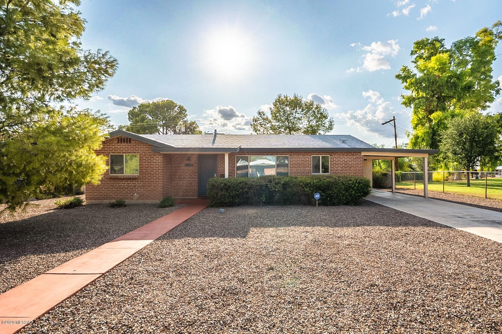 Welcome to 2721 N Plumer Ave!