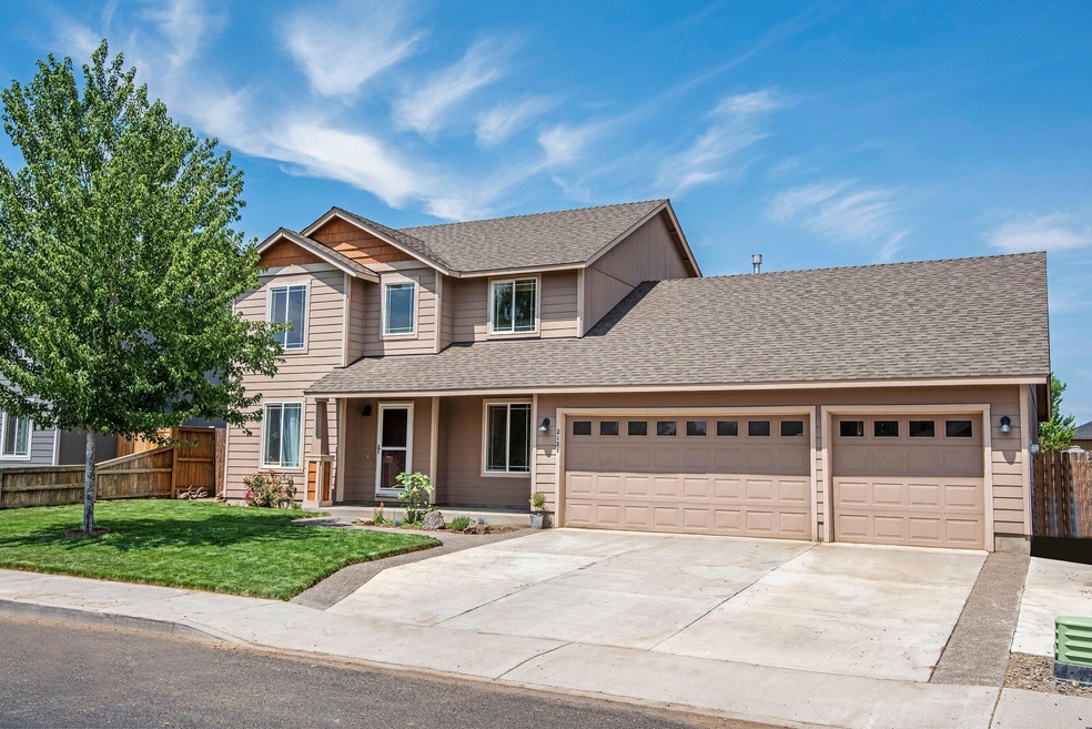 2135 NW Kingwood Ave, Redmond, OR 97756 - photo 1