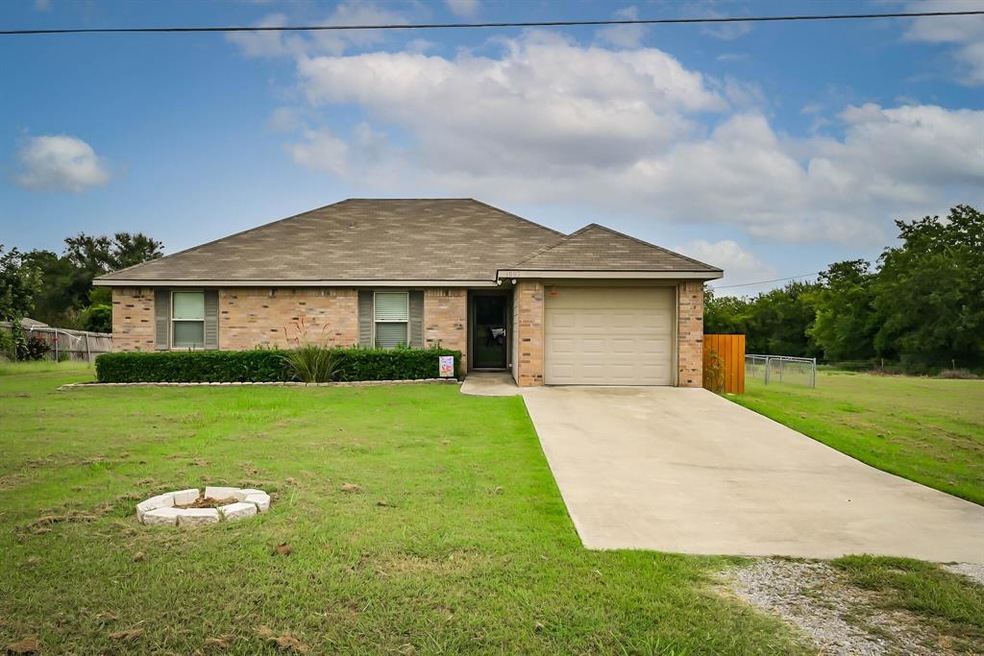 1002 Hidden Hills Dr, Corsicana, TX 75110 - photo 1