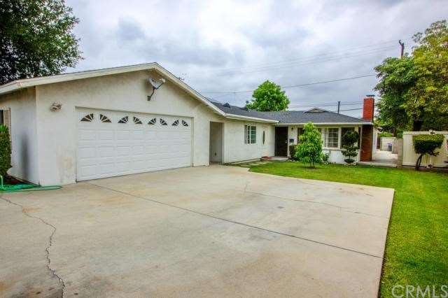 FRONT OF HOME WITH LARGE DRIVEWAY AND 2 CAR ATTACH