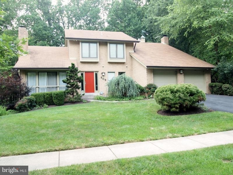 909 Twin Oaks Dr, Potomac, MD 20854 - photo 1