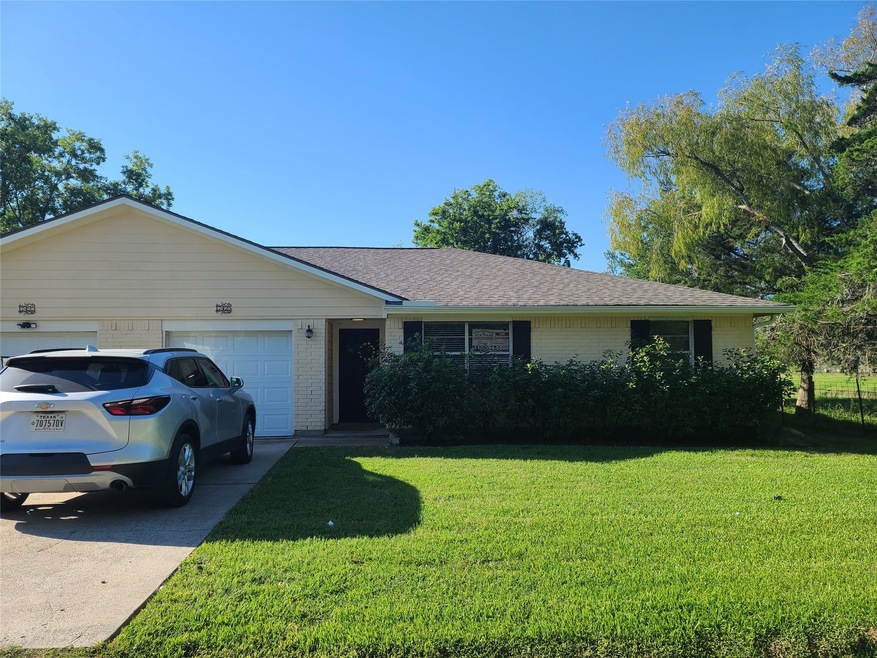 DUPLEX STREET VIEW - THE RENTAL INCLUDES GARAGE ON