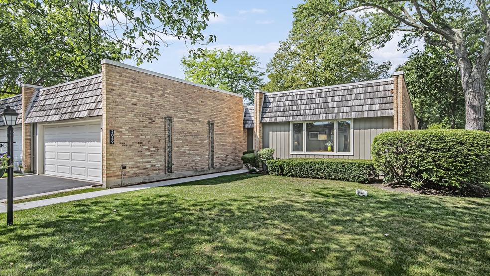 2049 Plymouth Ln unit 71, Northbrook, IL 60062 - photo 1
