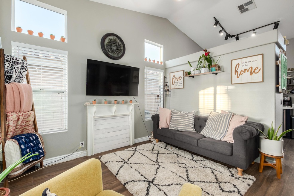 Bright living room in 85050.