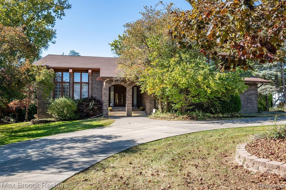 Welcome Home to 4832 S Knoll Court