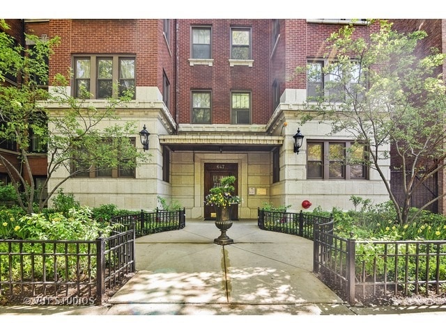 647 W Sheridan Rd unit 4E, Chicago, IL 60613 - photo 1