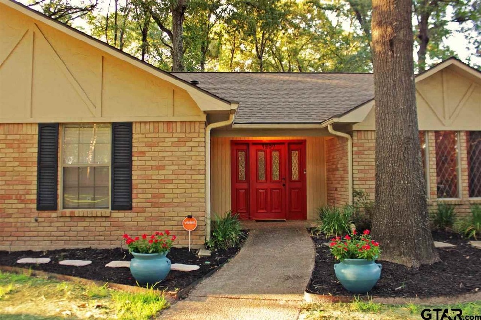 1207 Hampton Ln, Tyler, TX 75701 - photo 1