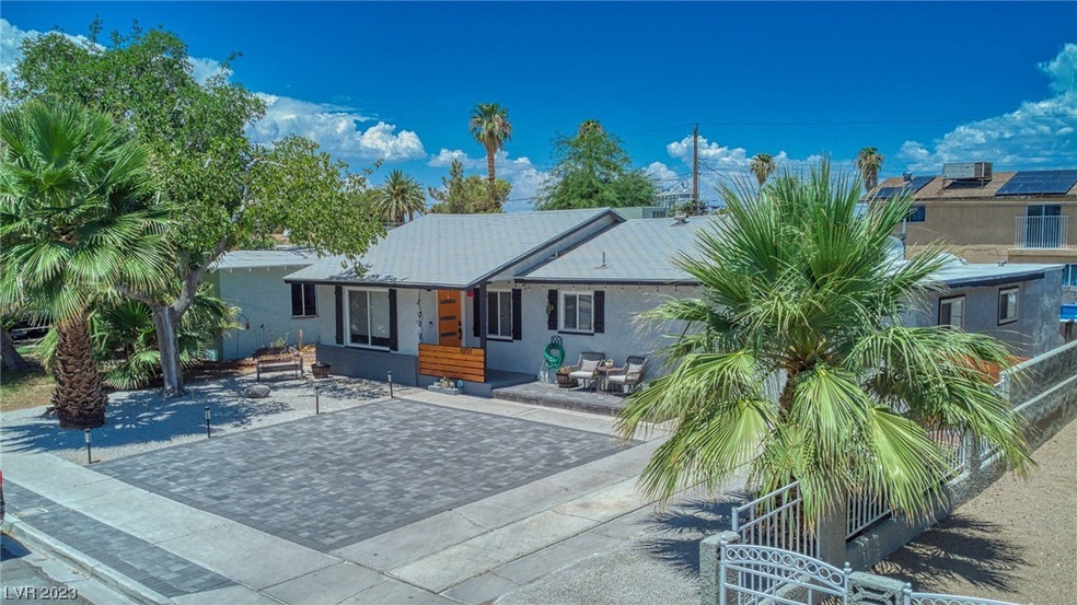 Gorgeous front yard with mature landscaping and pa