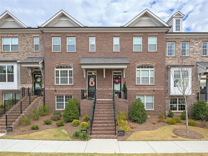 Charming three sides brick townhome !
