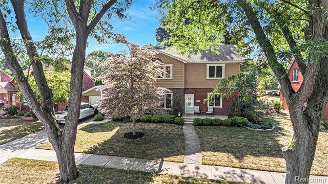 PREMIUM ALLEN PARK LOCATION ON MANOR!