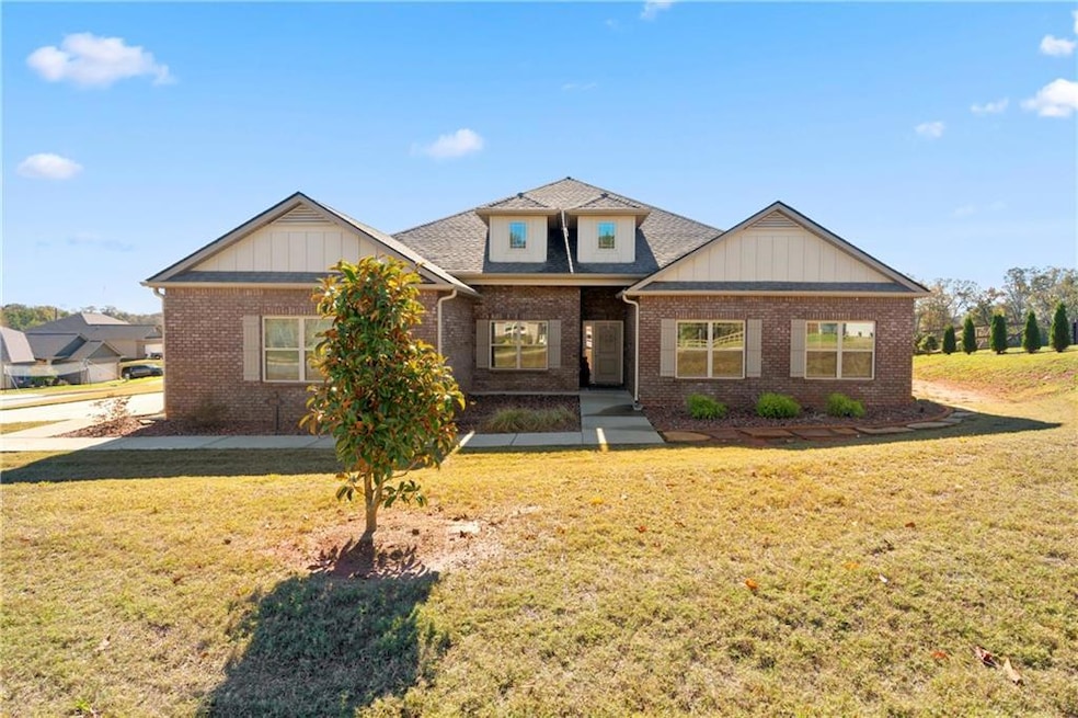 View of front of home featuring a front yard