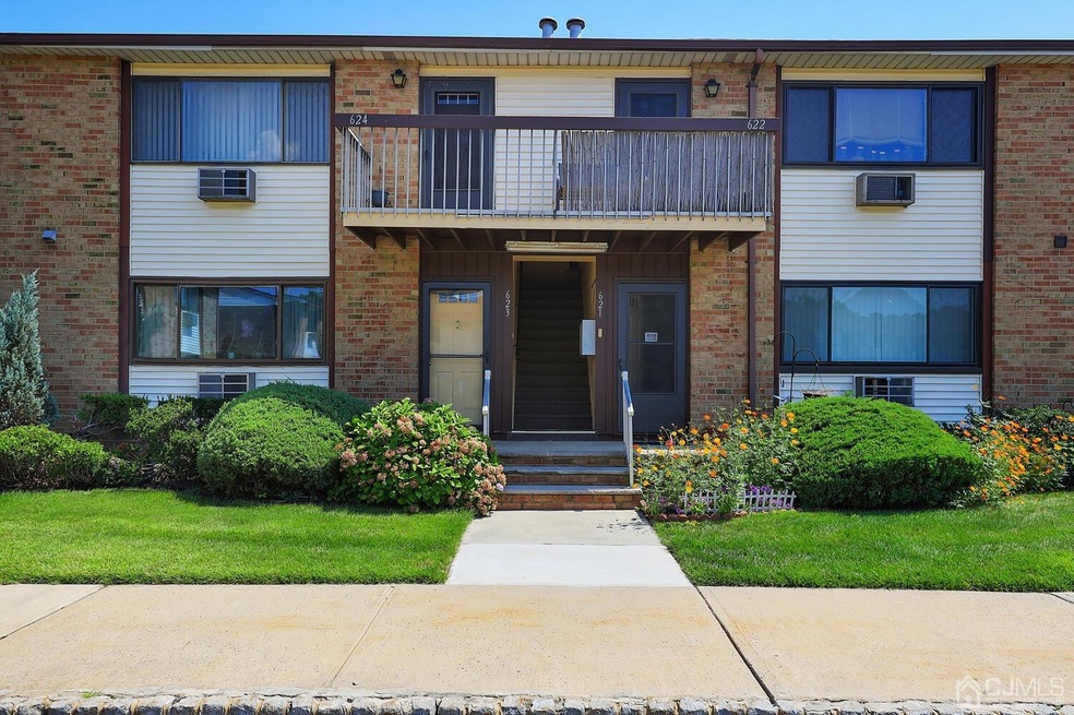 624 Cricket Ln, Woodbridge, NJ 07095 - photo 1